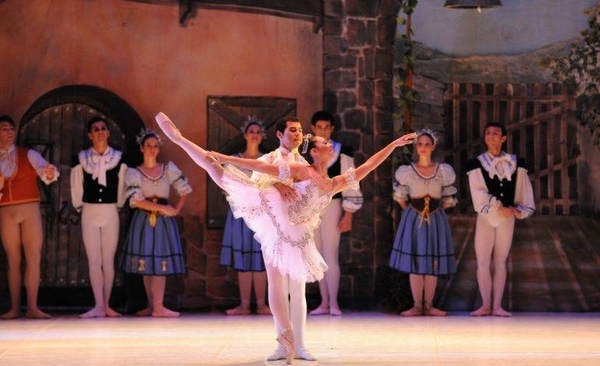 HOY / "Coppelia", de la mano del Ballet Clásico Moderno de Asunción en Facebook