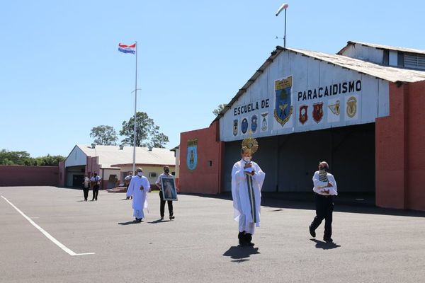 Por aire, honran a la Divina Misericordia