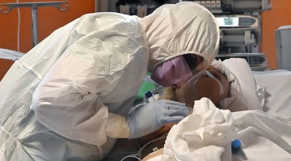 ALERTAN SOBRE SÍNTOMAS INUSUALES DEL CORONAVIRUS EN JÓVENES