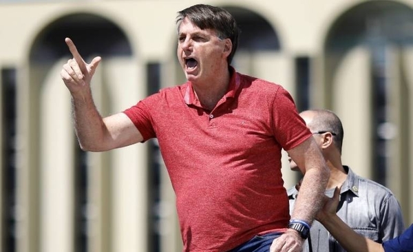 HOY / VIDEO | Bolsonaro, aquejado por la tos, arengó a simpatizantes que rompieron la cuarentena