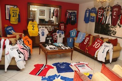 Víctor Hugo Mareco subasta gloriosas camisetas para ayudar