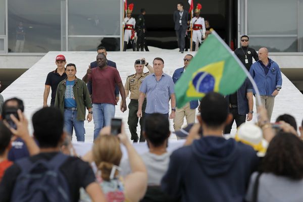 Bolsonaro arenga a manifestantes que rompen cuarentena y piden intervención militar