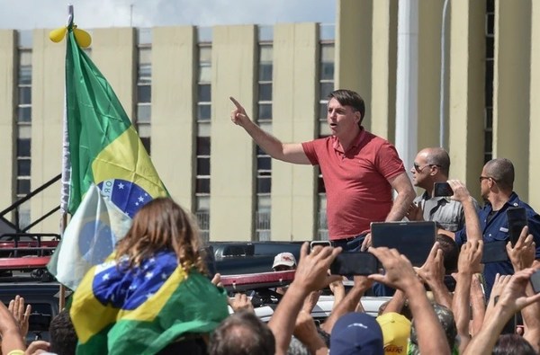 Brasilia: Bolsonaro volvió a ignorar distanciamiento social por el COVID-19 y participó de manifestación. En el país ya son 2.300 muertos y más de 36.000 contagiados - ADN Paraguayo
