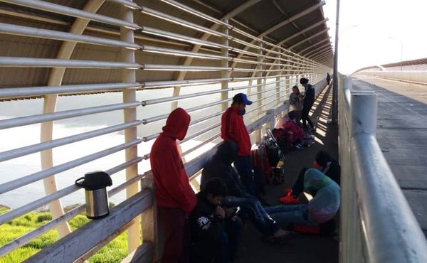 Unos 200 paraguayos esperan entrar al país - Locales - ABC Color