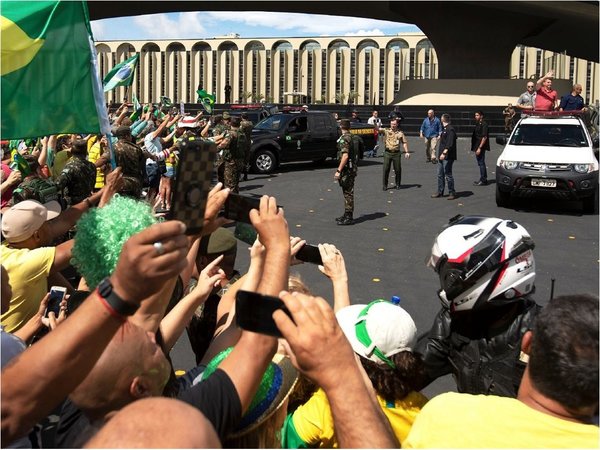 Bolsonaro incita a manifestantes a romper la cuarentena en Brasil