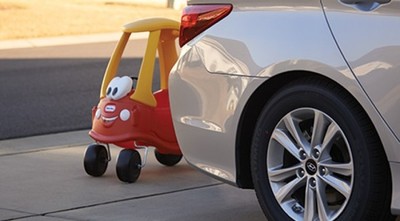 Niño de 2 años atropellado por su abuelo cuando retrocedía su auto