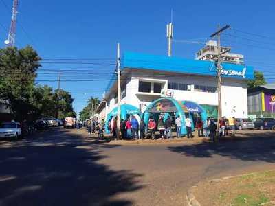 Beneficiarios de subsidios se agolpan frente al local de Personal