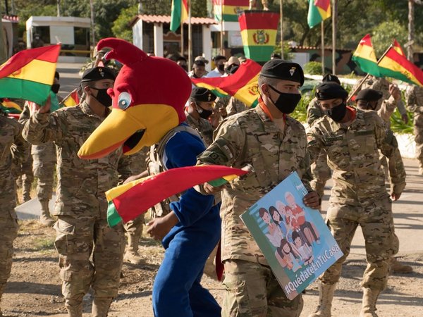 Covid-19: Cantando y bailando, militares animan a quedarse en casa