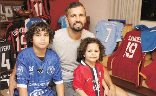 Víctor Hugo Mareco subastará su colección de camisetas para ayudar a familias necesitadas - RCC