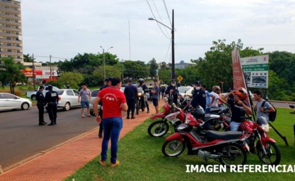 Denuncian a policías por presunto robo de dinero para alimentos