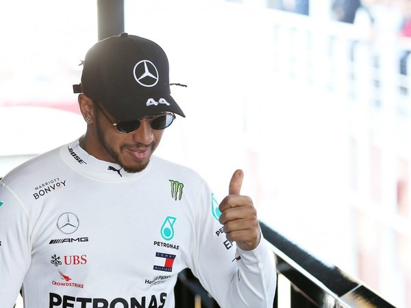 Hamilton niega que vaya a pilotar en Ferrari