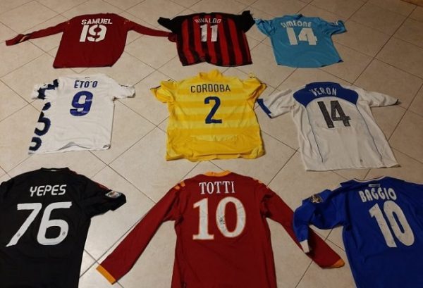 Futbolista subasta camisetas para ayudar a familias necesitadas