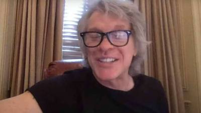 Cantante Jon Bon Jovi dio clase de música para niños desde su casa