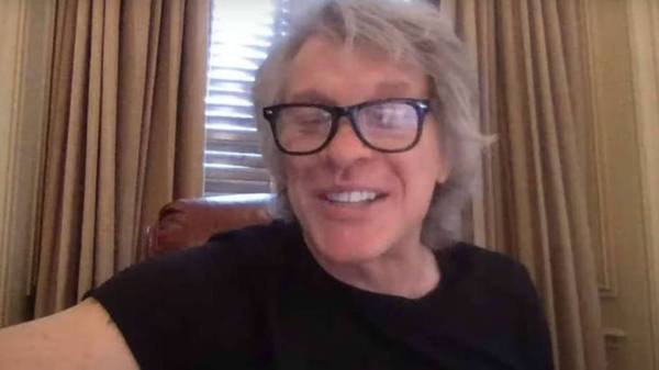 Cantante Jon Bon Jovi dio clase de música para niños desde su casa