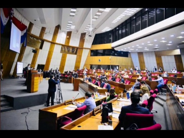 BOCHORNOSA SESIÓN EN DIPUTADOS OBLIGA A DECLARAR CUARTO INTERMEDIO