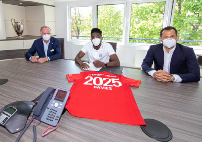 Alphonso Davies renueva con el Bayern Múnich