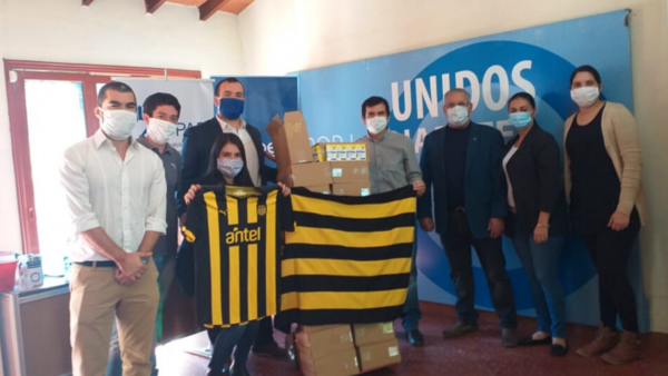 Hinchas de Peñarol combaten al Covid-19 también en Paraguay