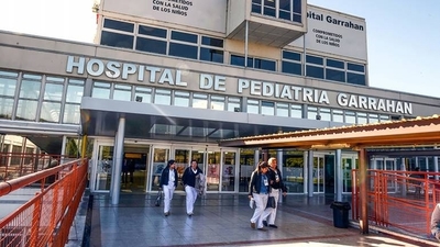 HOY / Compatriotas venidos del Hospital Garrahan ingresan al país por Puerto Falcón