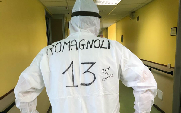 En Italia, médicos “salen a la cancha” con los números de sus ídolos