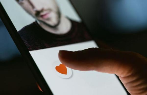 El epidemiólogo de la Casa Blanca no está de acuerdo con las citas de Tinder - C9N