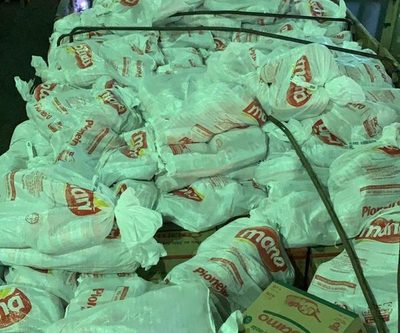 Cae camión cargado con contrabando