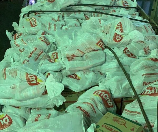 Cae camión cargado con contrabando