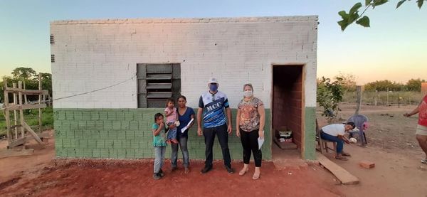 Donan una casa a la limpiadora de un colegio de Yby Yaú