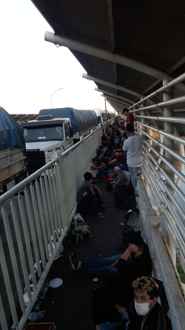Piden auxilio para no pasar otra noche en el Puente de la Amistad