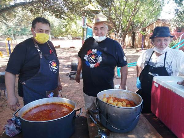 Vecinos extienden su mano solidaria a un asentamiento •