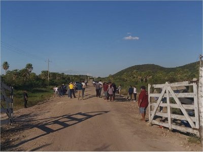 Pobladores protestan por despeje de barrera de control en acceso a Fuerte Olimpo