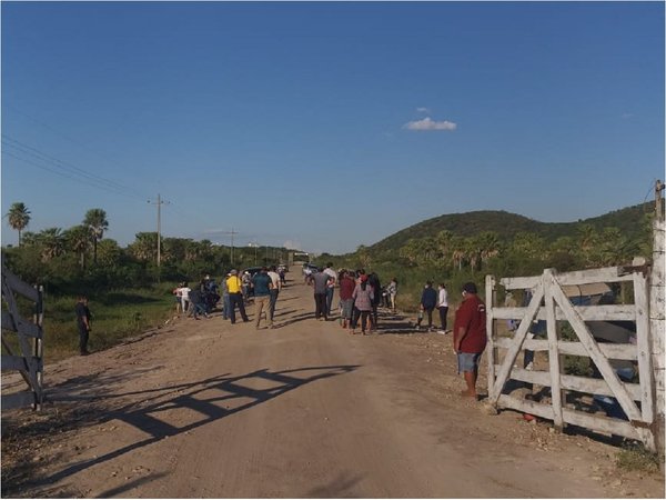 Pobladores protestan por despeje de barrera de control en acceso a Fuerte Olimpo