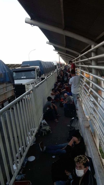 Unos 200 compatriotas piden auxilio en puente