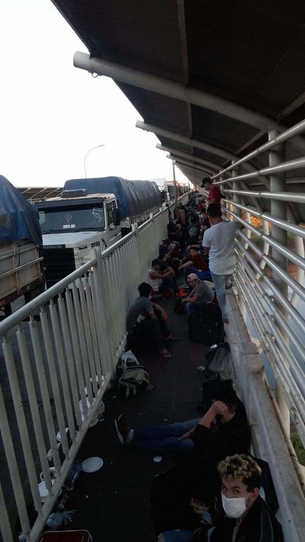 Unos 200 compatriotas piden auxilio en puente