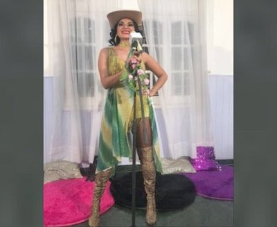 La cuarentena la volvió “cantante” | Crónica