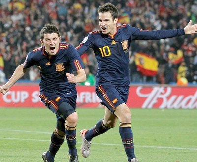 La Albirroja le dio miedo a Fábregas | Crónica