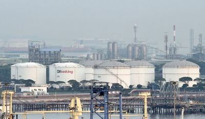 Derrumbe histórico, petroleros pagan para deshacerse  de sus existencias - Internacionales - ABC Color