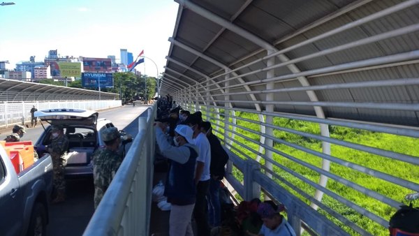 Paraguayos piden auxilio para ingresar al país | Crónica