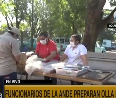 Funcionarios de la Ande preparan olla popular para familias carenciadas