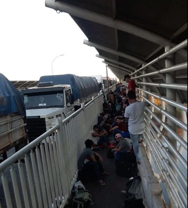Paraguayos hacinados y desesperados en el Puente de la Amistad