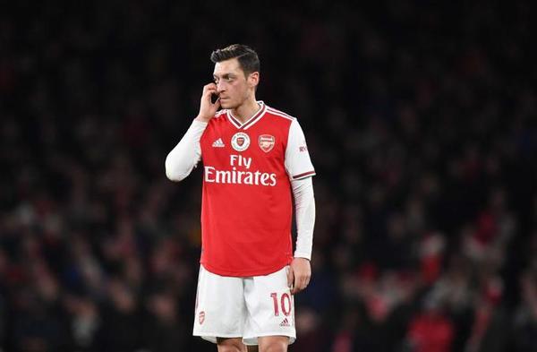 Özil sienta postura ante rebaja salarial del Arsenal