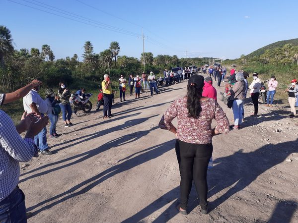 En Fuerte Olimpo pobladores se manifiestan por liberación de barrera
