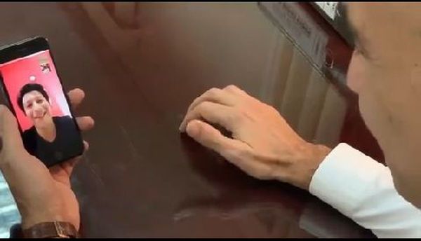 Mazzoleni se emociona durante videollamada con recuperado de Covid-19