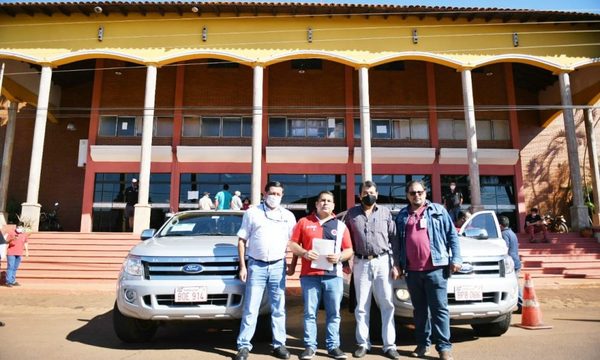 Itaipú dona camionetas a instituciones, una de ellas a la municipalidad de Hernandarias