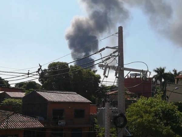 Voraz incendio consume una casa de venta de telas en barrio San Vicente