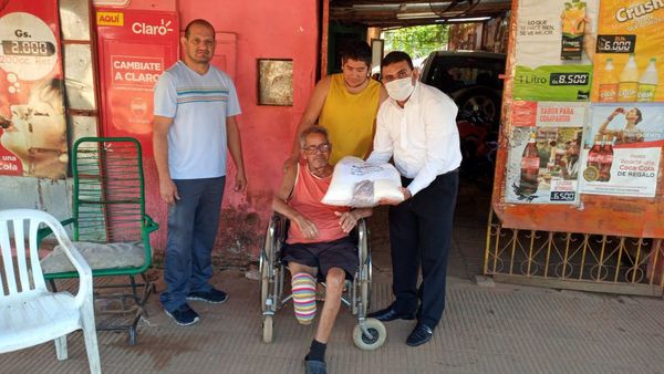 Entregan kits de alimentos a cuidacoches y personas con discapacidad