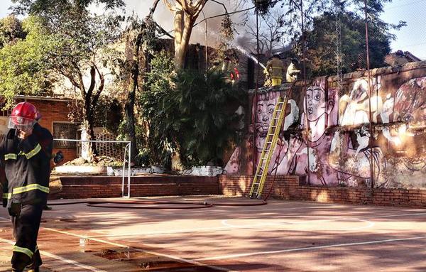 Incendio de gran magnitud en zona del Mercado 4