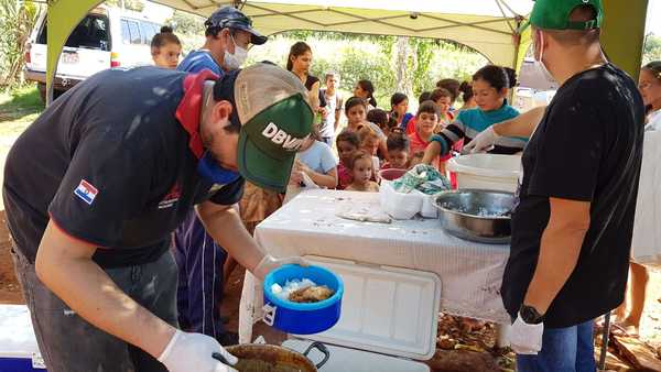 Aficionados del deporte motor preparan olla popular en el km 10 de CDE