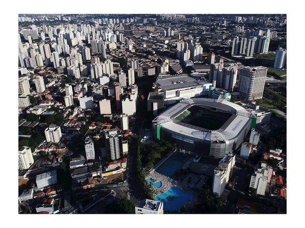 El COVID-19 enmudece las canchas del país del fútbol