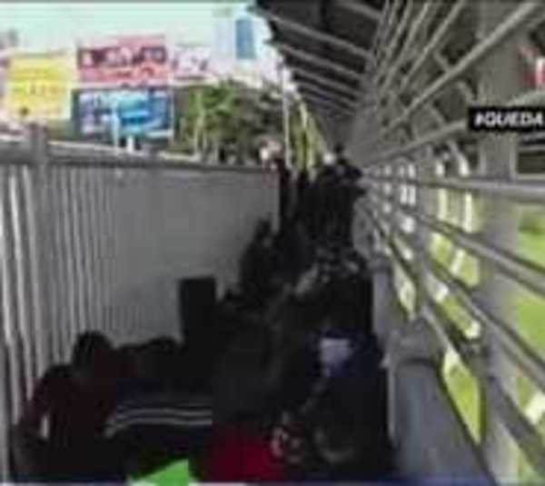 200 compatriotas en el Puente de la Amistad sin poder entrar al país  - Paraguay.com