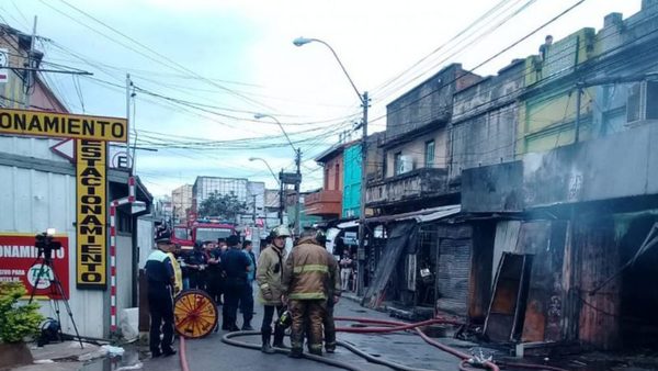 Incendio de grandes proporciones en el Mercado 4